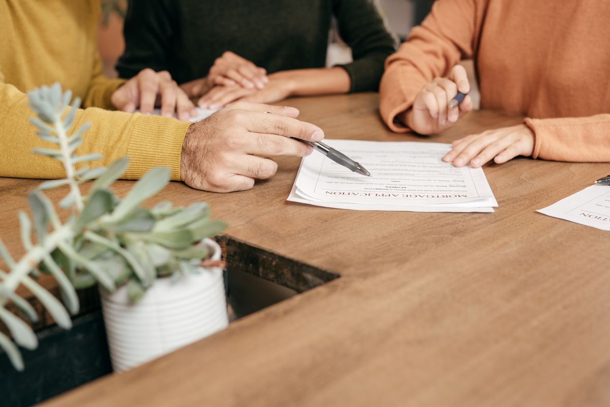 Cesión de créditos hipotecarios 1 Un abogado especializado en cesión de créditos hipotecarios protege tus derechos, revisa los contratos y te guía a través del proceso legal, asegurando que se cumplan todas las normativas.
